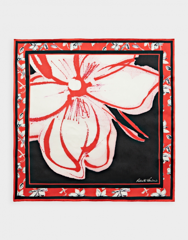 Pañuelo seda negro y rojo con flor blanca