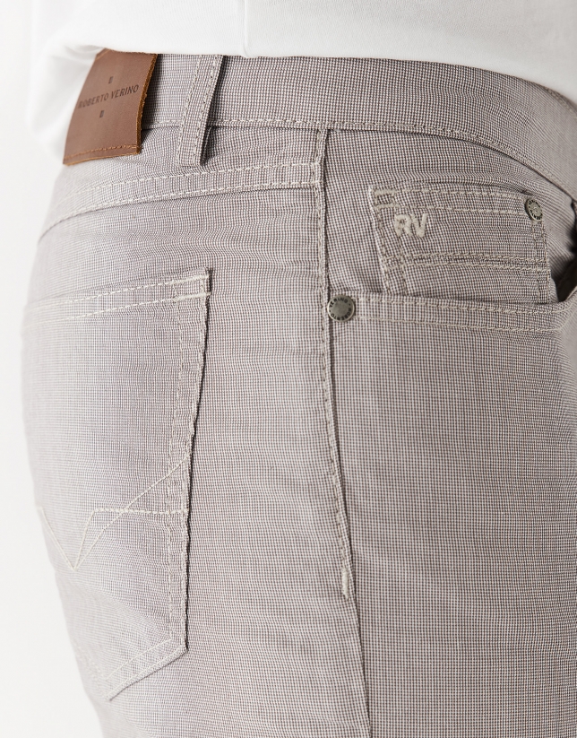 Pantalón denim cinco bolsillos regular micro dibujo cuadros tonos visón