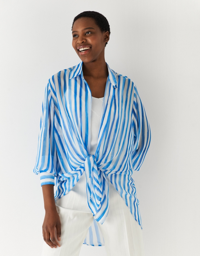 Camisa larga en un voile de algodón a rayas dibujadas azul y blanco