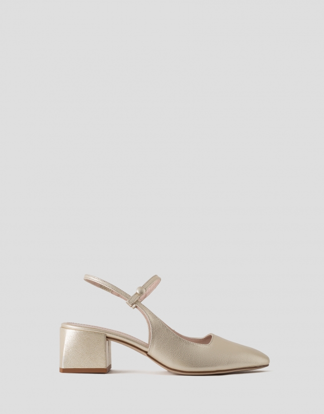 Gold leather shoes with medium square heel