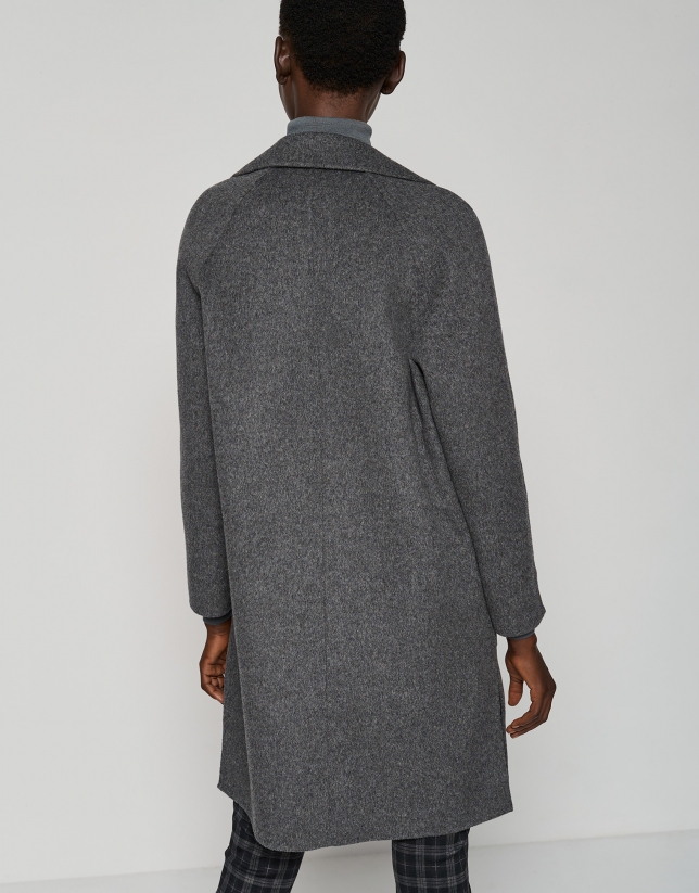 Abrigo largo paño doble faz gris con aberturas laterales
