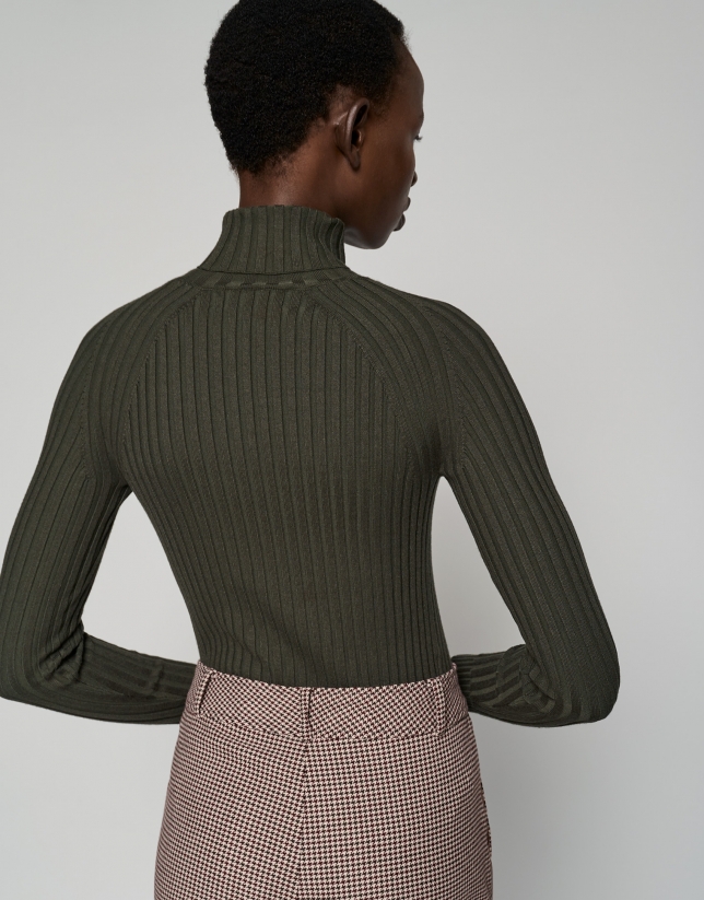 Green ribbed sweater with raised collar