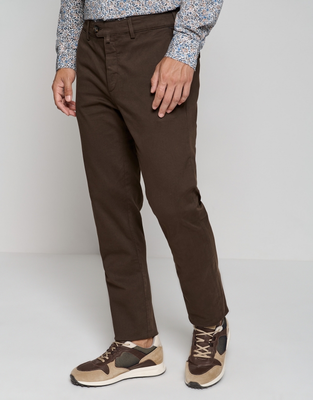 Pantalón chino sarga fina tintada marrón