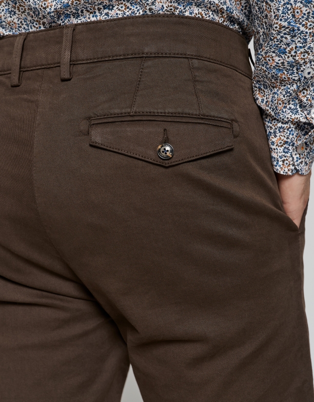 Brown dyed fine twill chinos