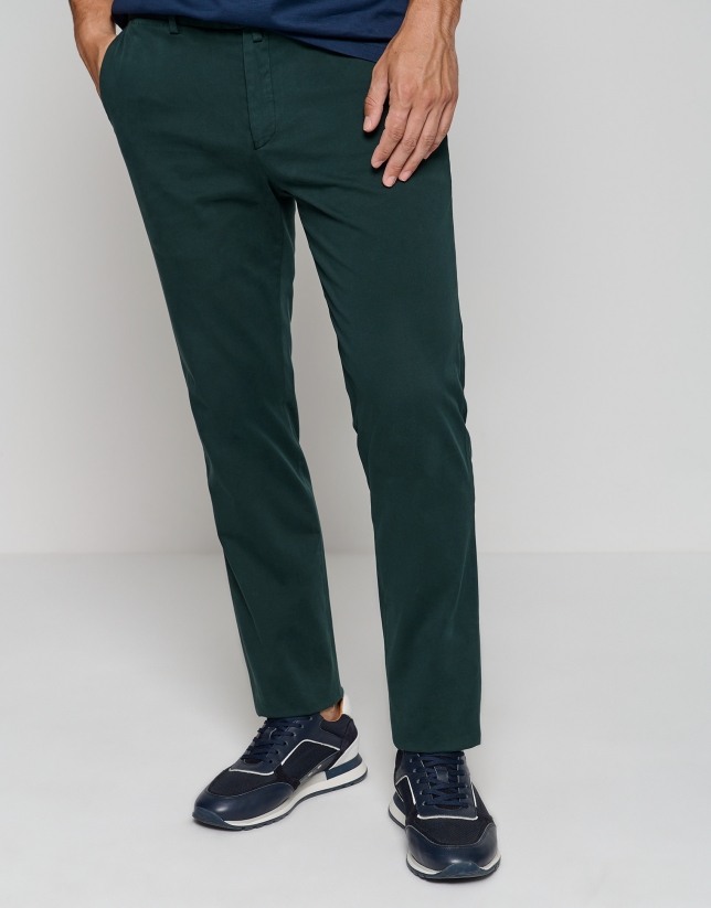 Pantalón chino tintado verde oscuro