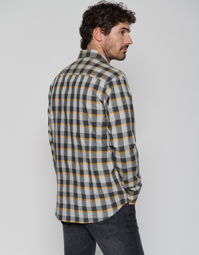 Camisa sport regular bolsillos cuadros grises y amarillos