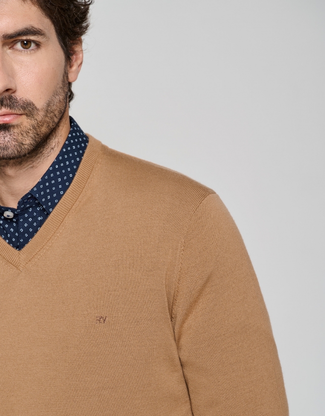 Camel wool sweater with V-neck 