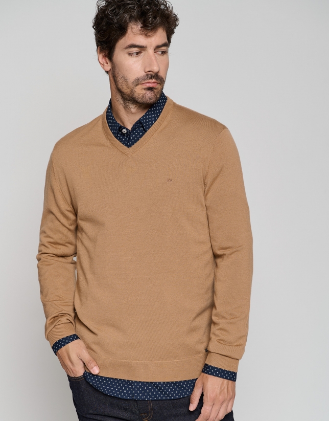 Camel wool sweater with V-neck 