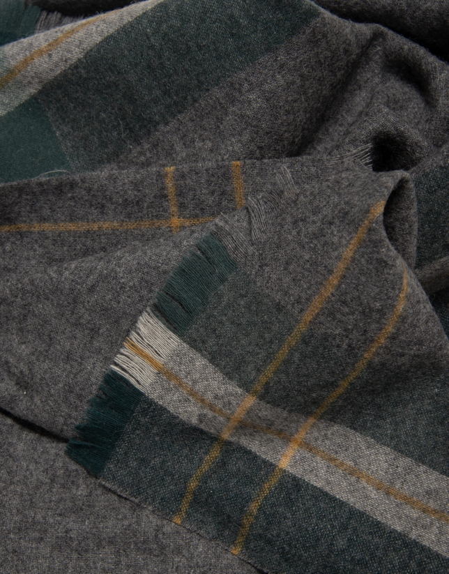 Bufanda lana gris con perfiles en verde y amarillo