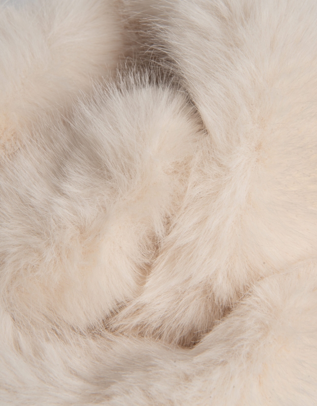 White scarf with fur-effect