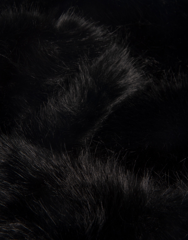Black scarf with fur-effect