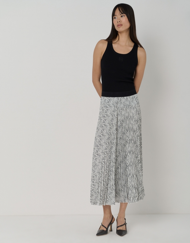 Midi pleated skirt with black and white geometric print