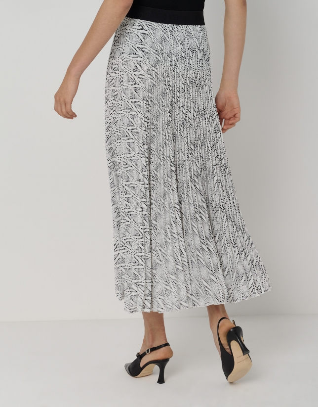 Midi pleated skirt with black and white geometric print