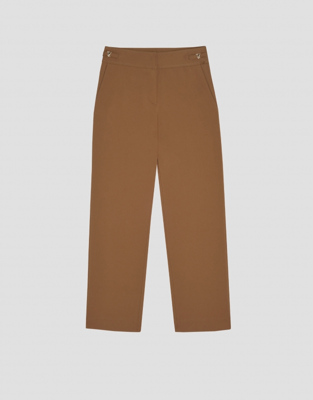 Pantalón recto con trabillas decorativas marrón