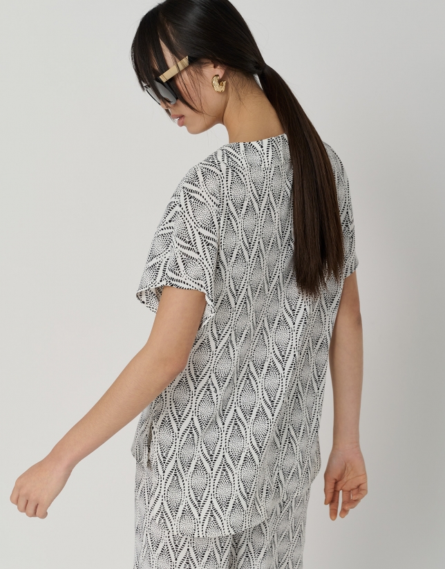 V-neck oversize shirt with black and white geometric print