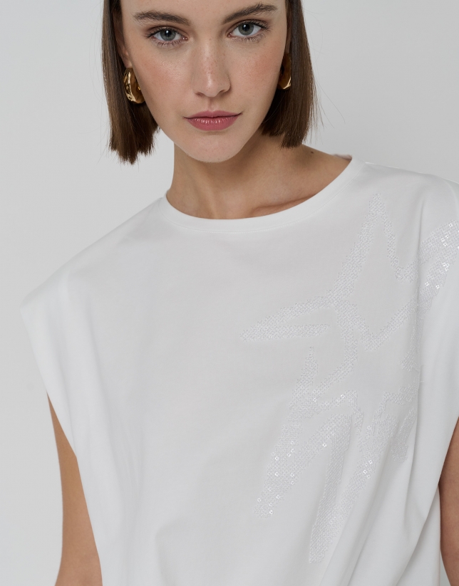 Camiseta blanca con estrellas bordadas y nudo