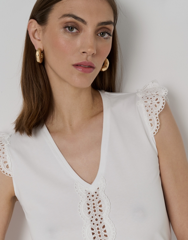 White cotton top with V-neck and lace in the front