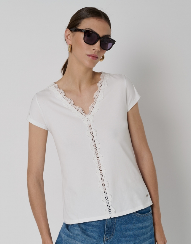 White cotton top with short sleeves, V-neck and lace