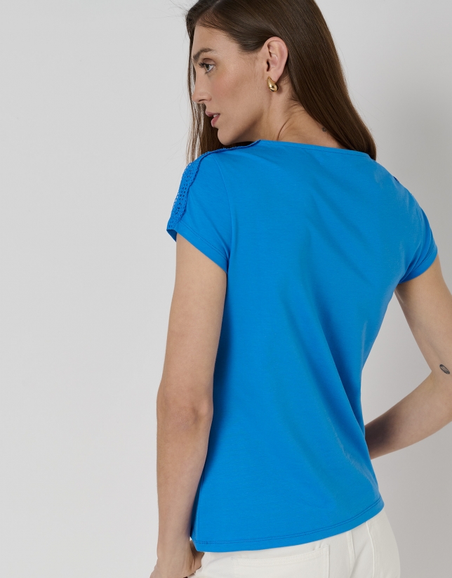 Camiseta de manga corta y escote pico algodón azul y encaje