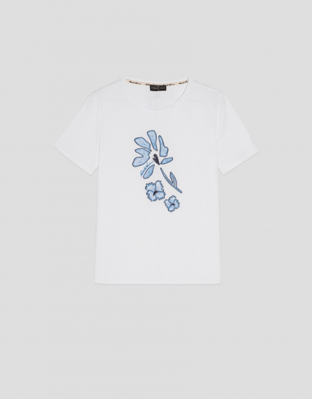 Camiseta algodón blanco con flor bordada azul