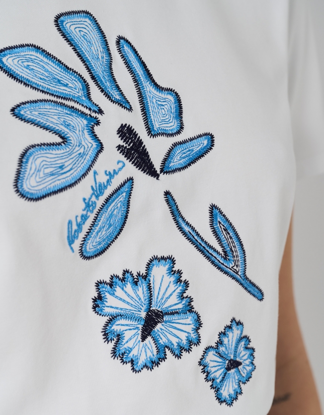 Camiseta algodón blanco con flor bordada azul