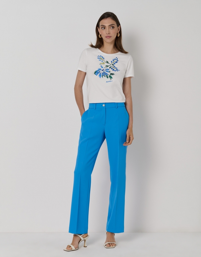 Camiseta algodón blanco con flores bordadas tonos azules