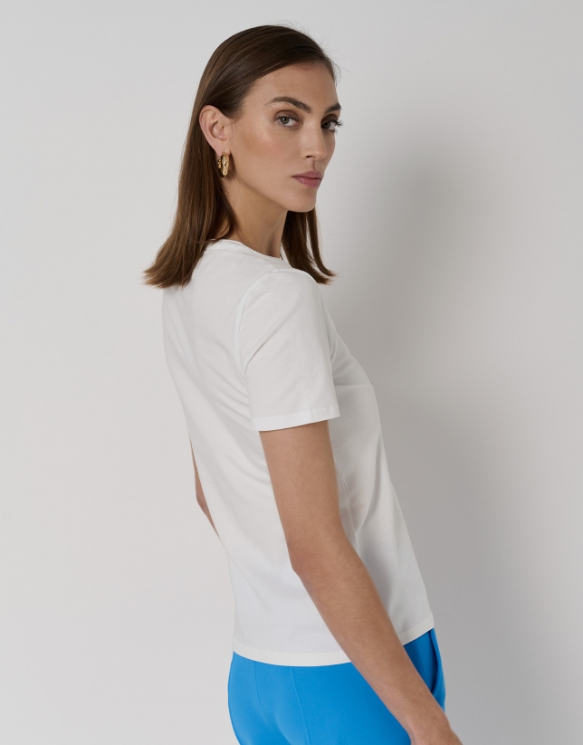 Camiseta algodón blanco con flores bordadas tonos azules