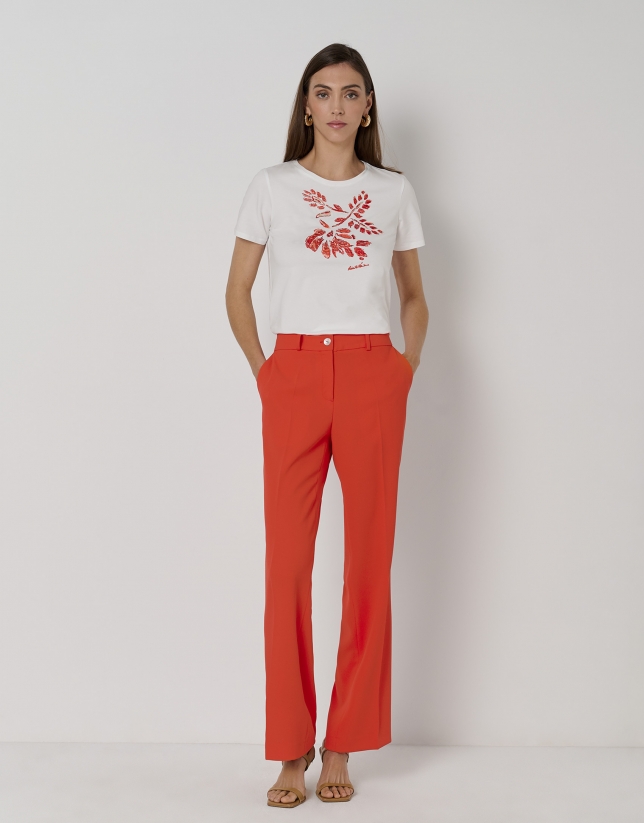 Camiseta algodón blanco con flores bordadas tonos rojos