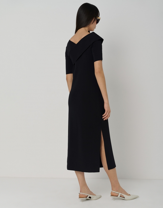 Long black dress with turned-up V-neck 