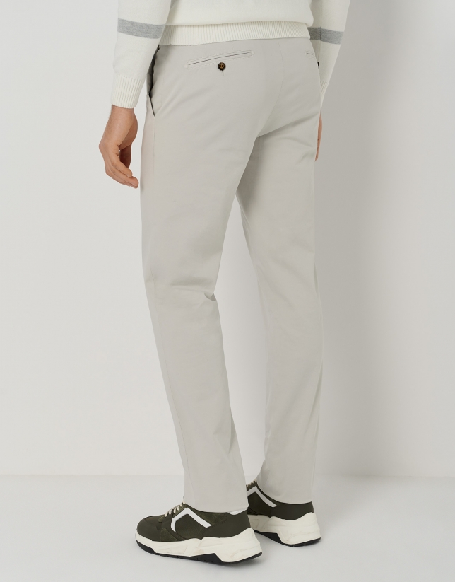 Pantalón chino regular algodón gris claro