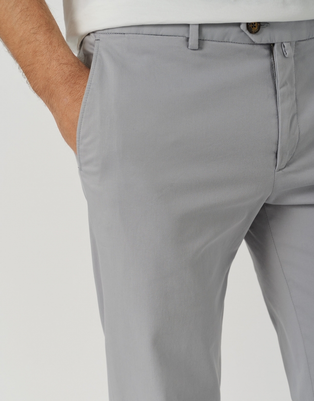 Pantalón chino regular algodón gris