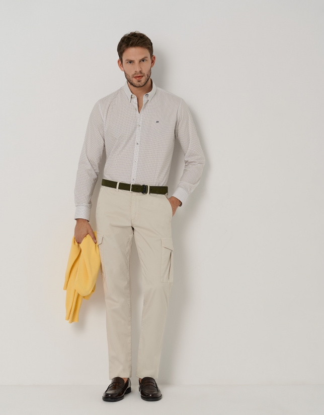 Camisa sport blanca estampado geométrico en marino/amarillo