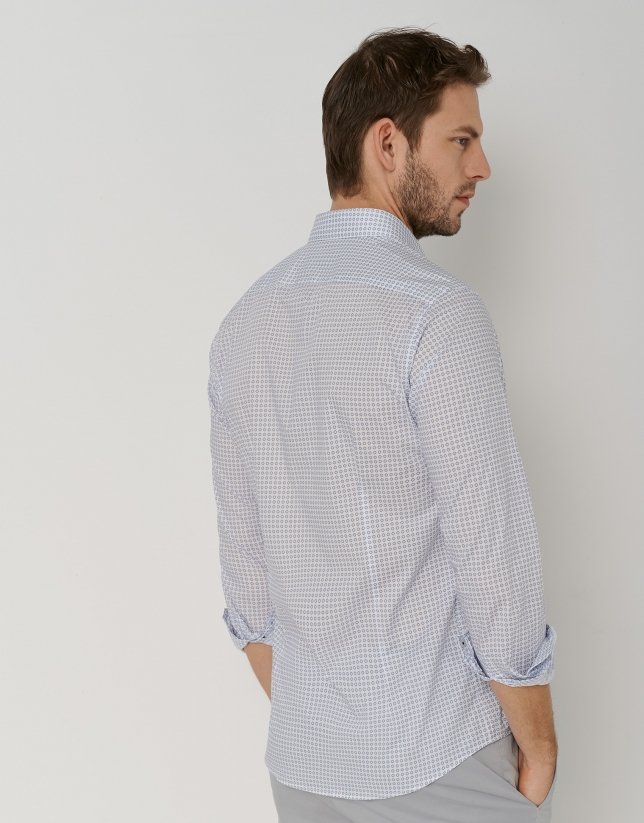 Camisa sport slim blanca con estampado geométrico tonos azules