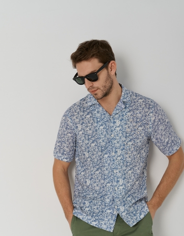 Camisa guayabera slim azul medio con estampado tropical blanco