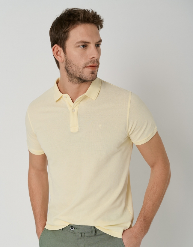 Dyed yellow piqué polo shirt with short sleeves