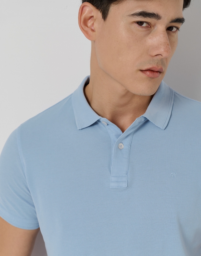 Dyed blue piqué polo shirt with short sleeves
