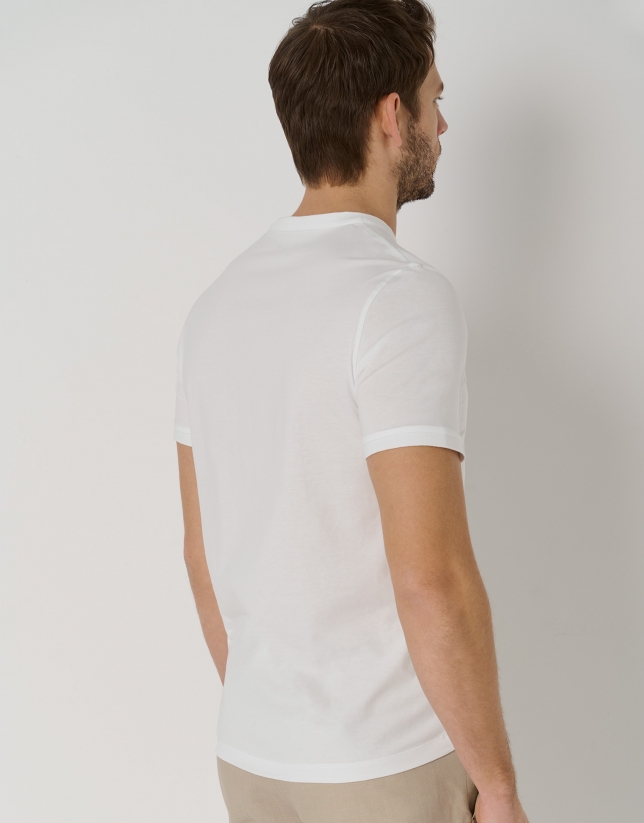 Camiseta blanca con logo relieve pecho