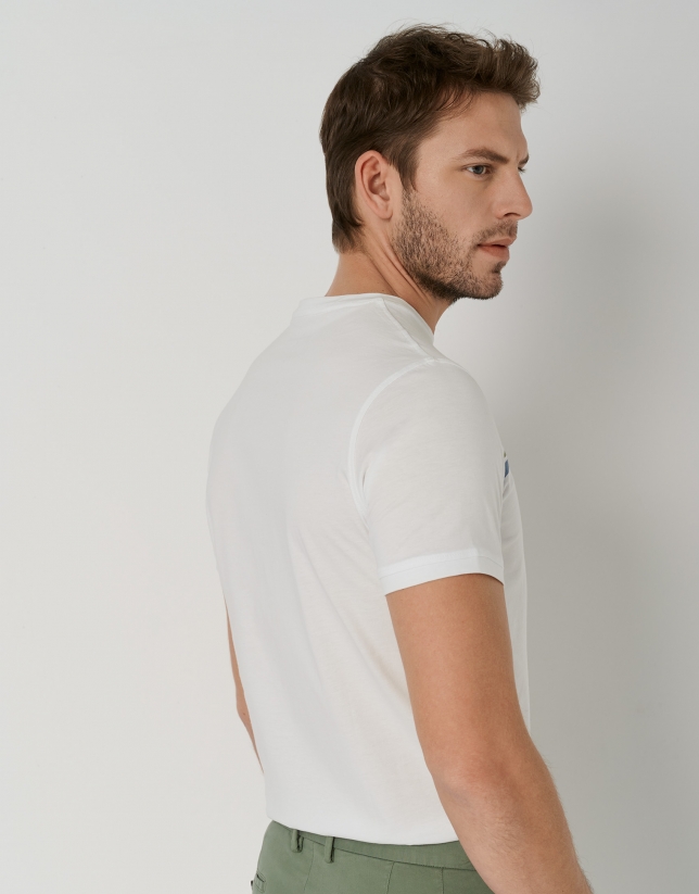 Camiseta blanca con franjas a contraste