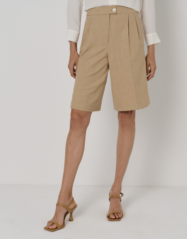 Sand-coloured bermuda trousers with darts