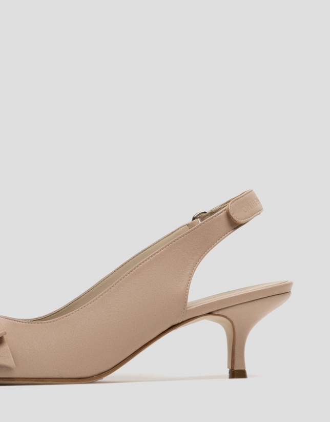 Beige leather pumps with lace-up bow
